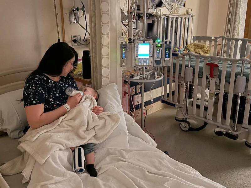 Mateo junto a su mamá en el hospital